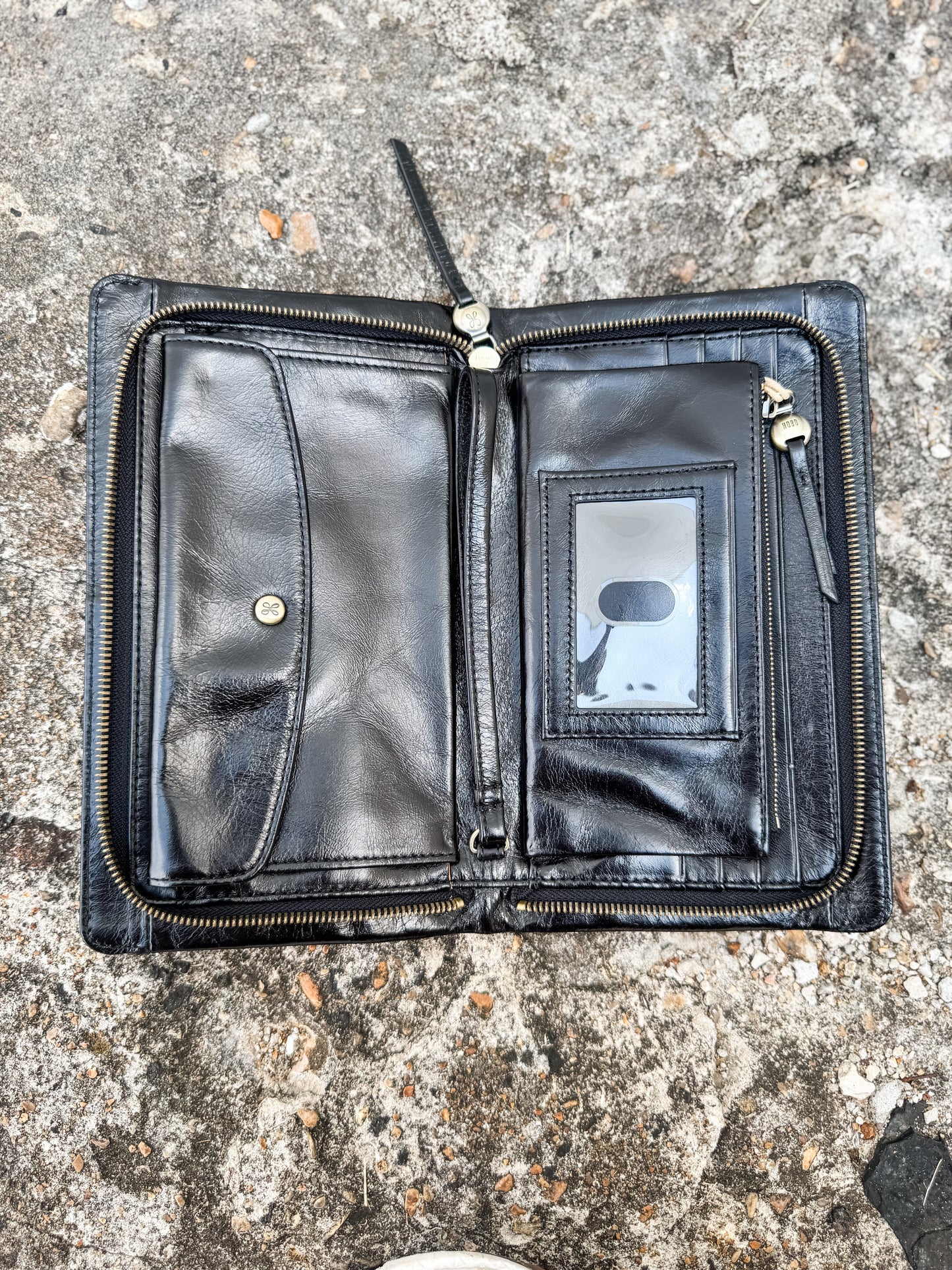 Evolve Wristlet Black