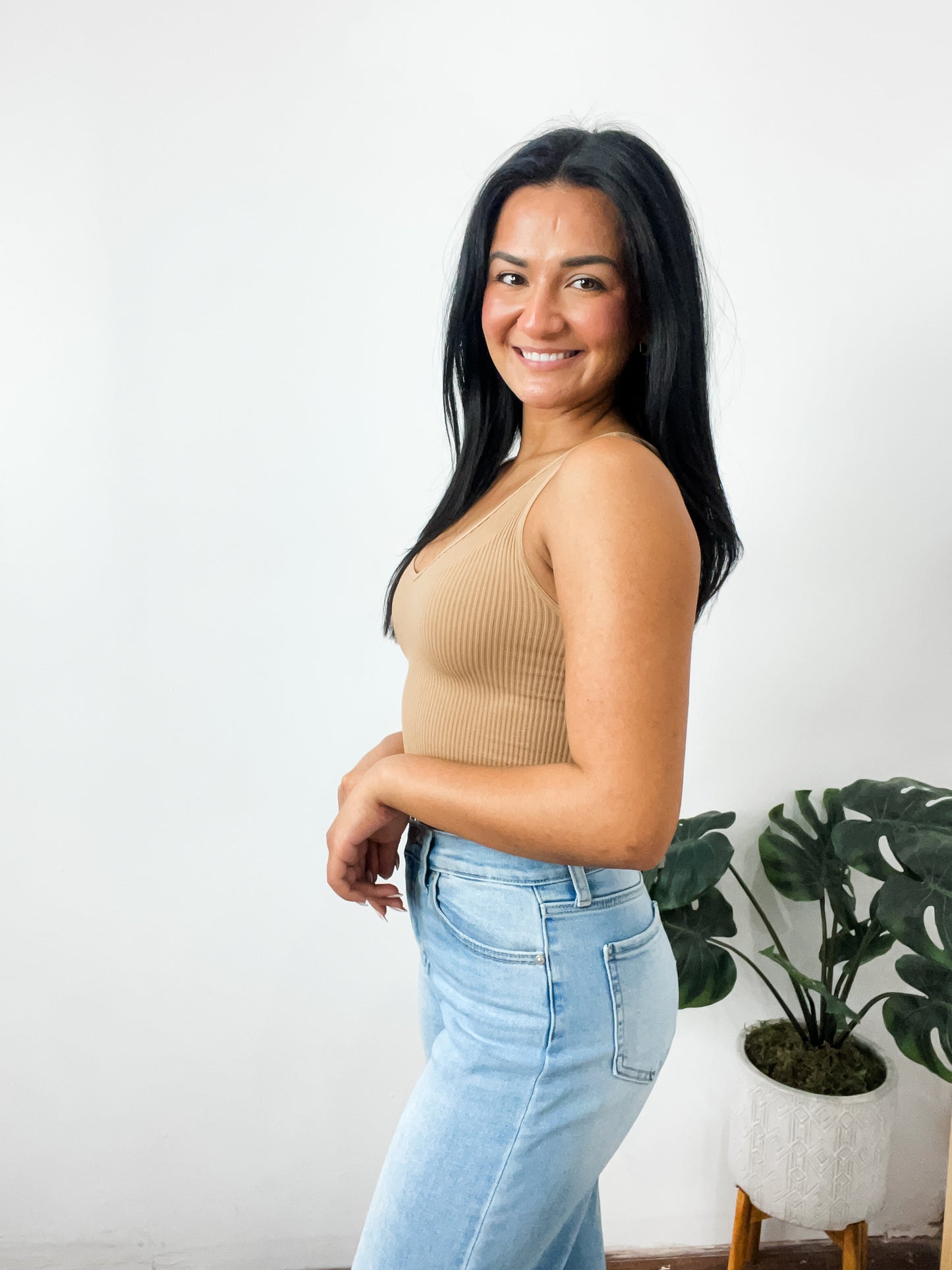 Vallory V Neck Ribbed Crop Sand Beige