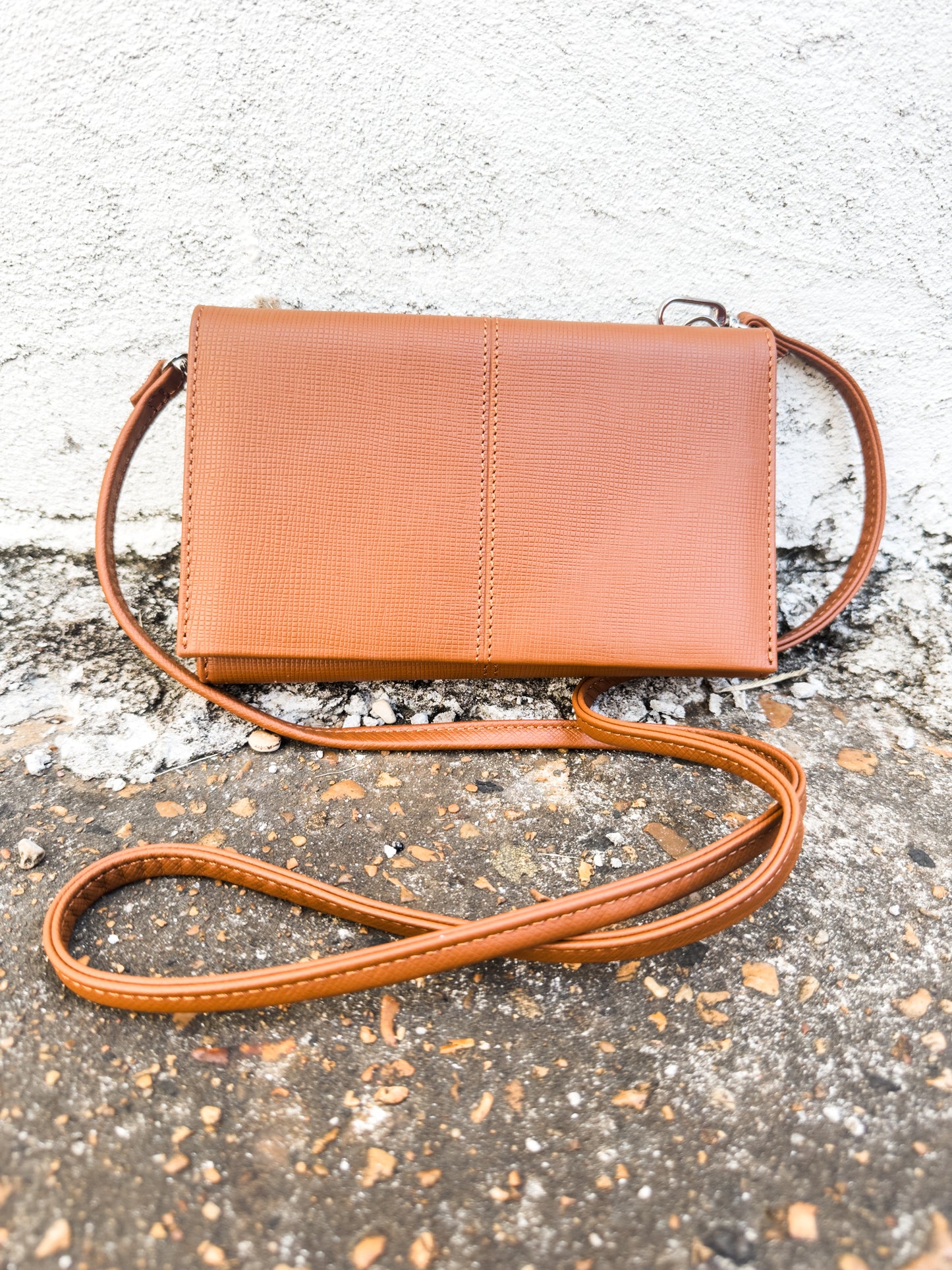 Essential Wallet Crossbody Lion