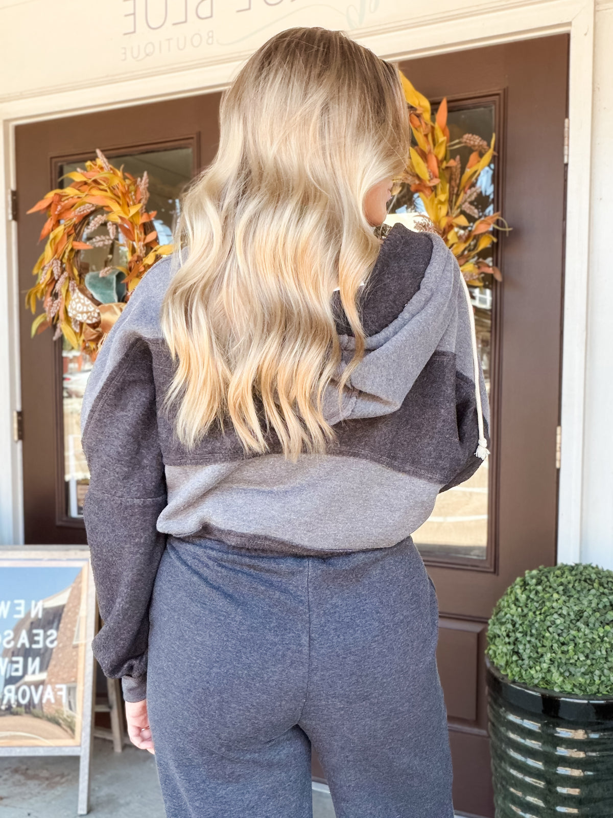 Grayscale Flow Top