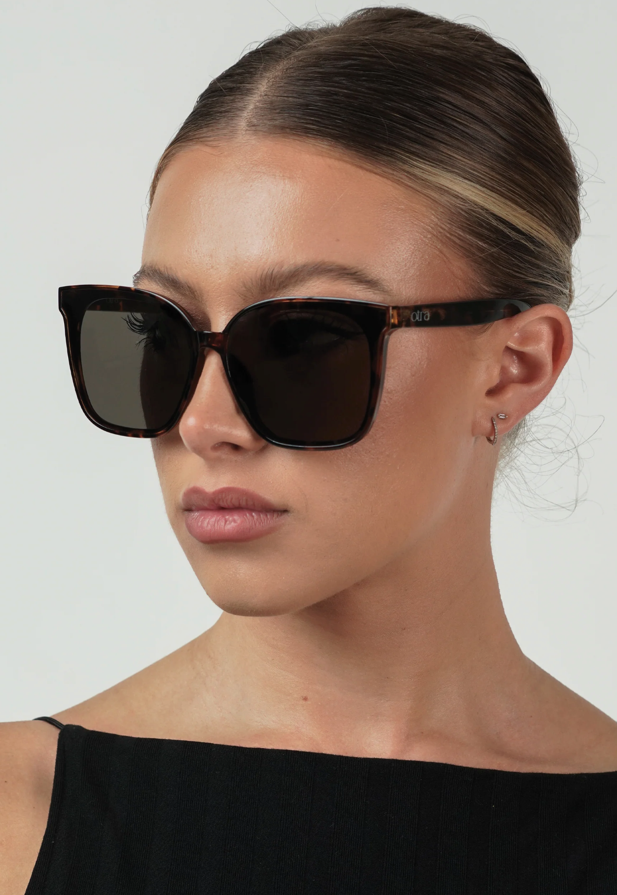 Betty Tort/Smoke Sunglasses